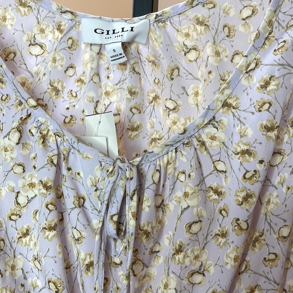 NWT Gilli Floral Top - Picture 4 of 4